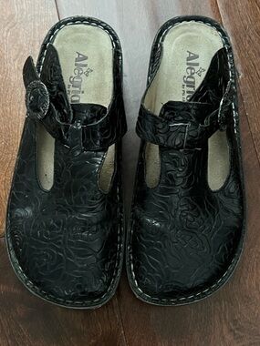 Alegria Women’s nursing Black Floral-Embossed Mary Jane Classic work Clogs